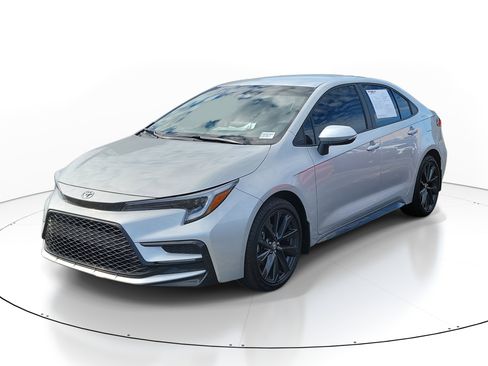 Used 2025 Toyota Corolla SE image 3