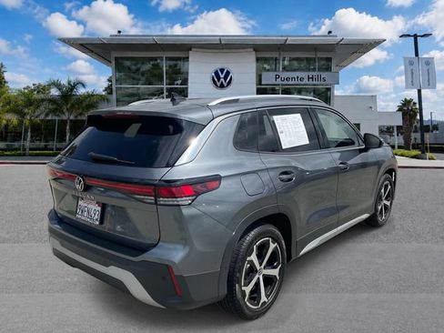 Used 2026 Volkswagen Tiguan SE w/ Panoramic Sunroof Package FWD image 4