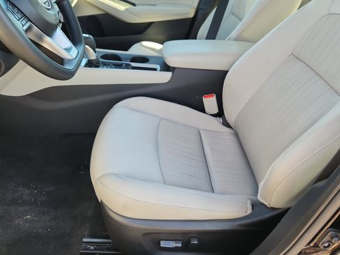 Used 2025 Nissan Altima 2.5 SV FWD image 10