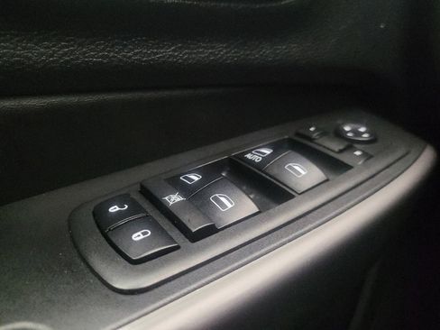 Used 2019 Jeep Cherokee Latitude w/ Popular Appearance Group image 27