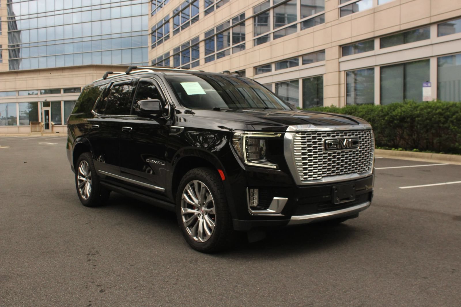 Used 2022 GMC Yukon Denali AWD/4WD image 1