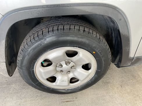 Used 2016 Jeep Cherokee Sport image 10