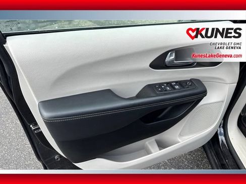 Used 2024 Chrysler Pacifica Touring-L FWD image 13
