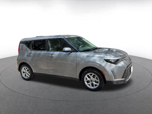 Used 2025 Kia Soul LX w/ LX Technology Package FWD image 2