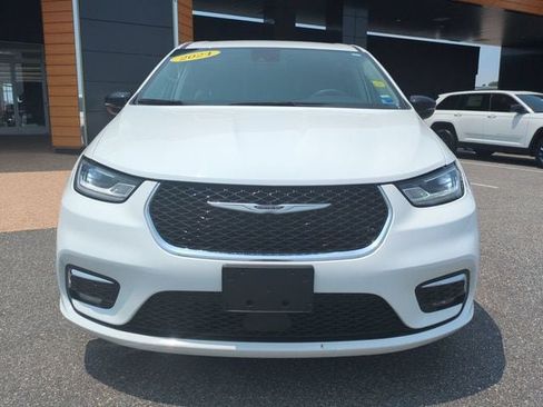 Used 2024 Chrysler Pacifica Touring-L FWD image 9
