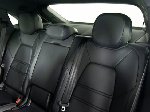 Certified 2025 Porsche Cayenne Coupe image 37