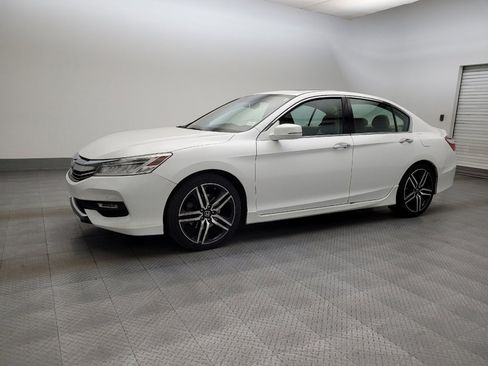 Used 2017 Honda Accord Touring image 2