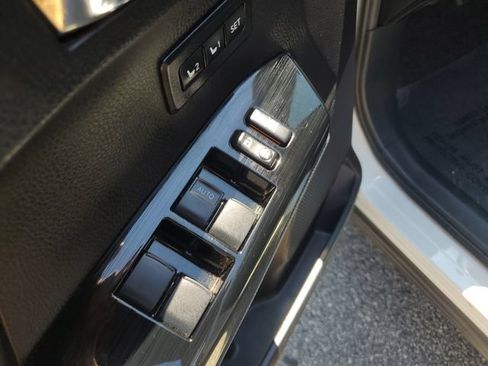 Used 2018 Toyota RAV4 Limited AWD/4WD image 23