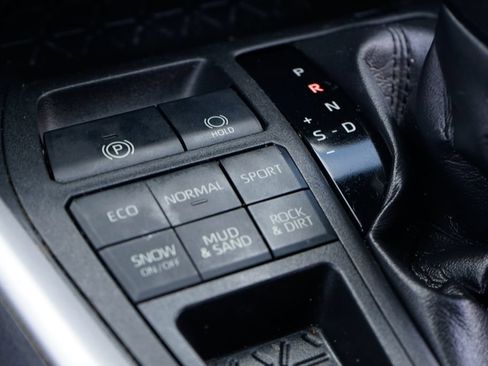 Used 2020 Toyota RAV4 XLE AWD/4WD image 29