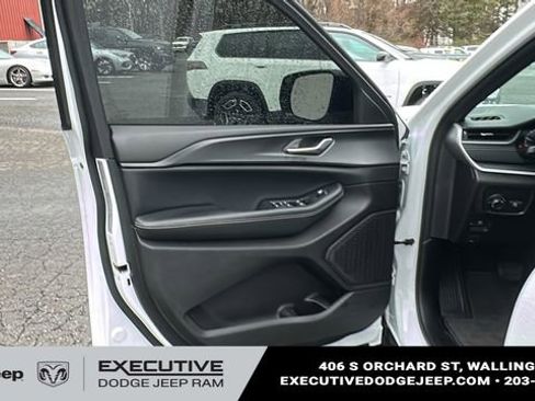 Used 2024 Jeep Grand Cherokee Altitude image 8