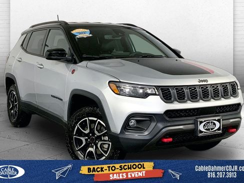 Used 2025 Jeep Compass Trailhawk AWD/4WD image 1