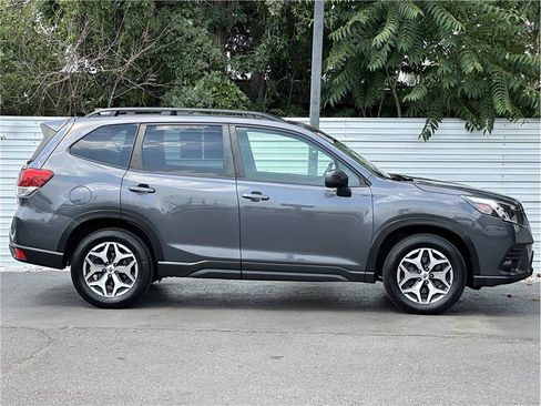 Used 2022 Subaru Forester Premium AWD/4WD image 9
