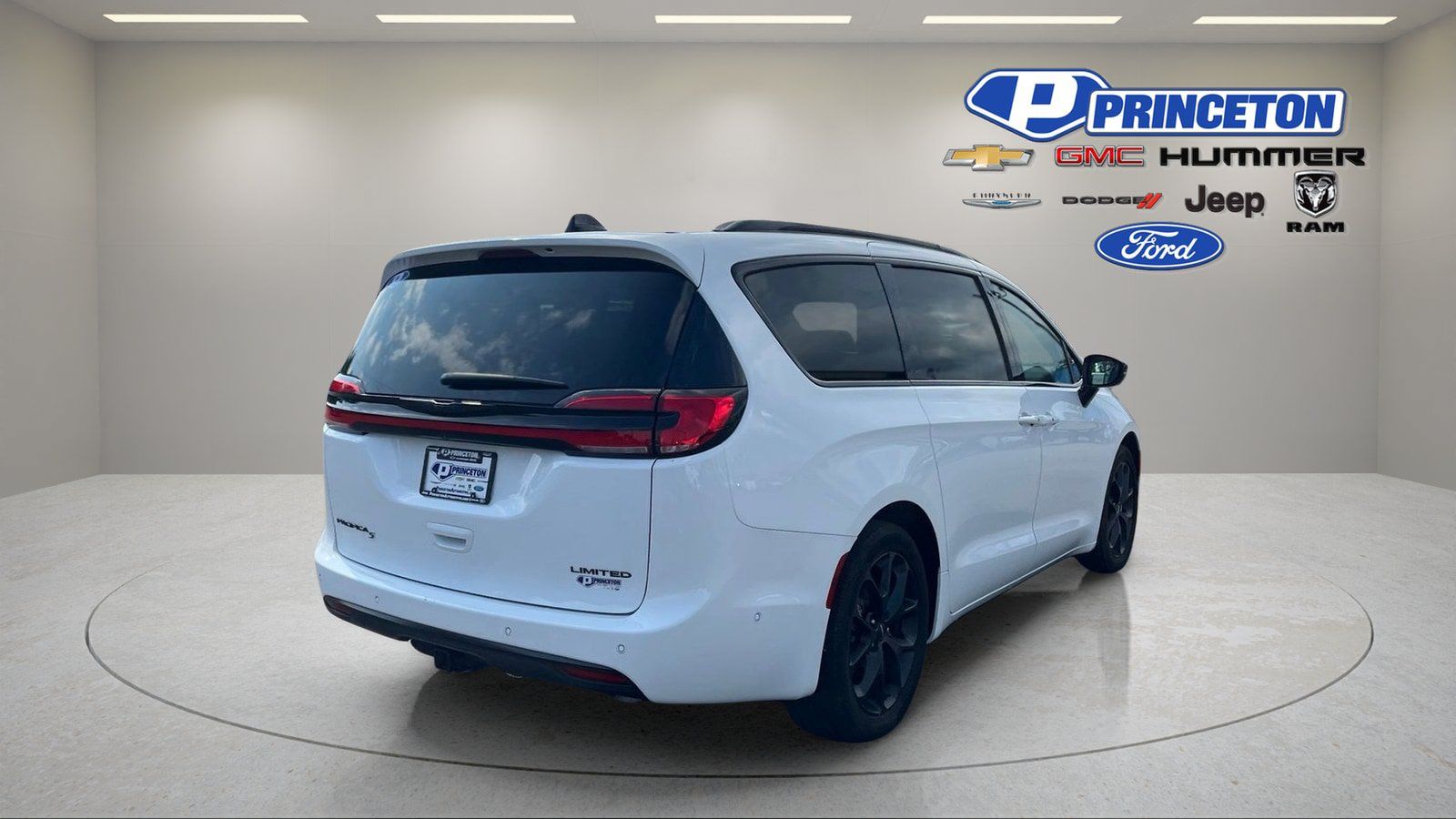 Used 2024 Chrysler Pacifica Limited w/ Uconnect Theater Family Group FWD image 7