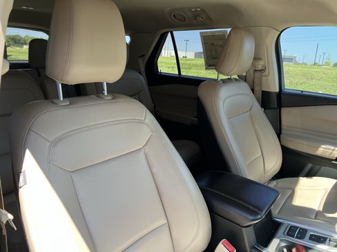 Used 2020 Ford Explorer XLT w/ Equipment Group 202A RWD image 35