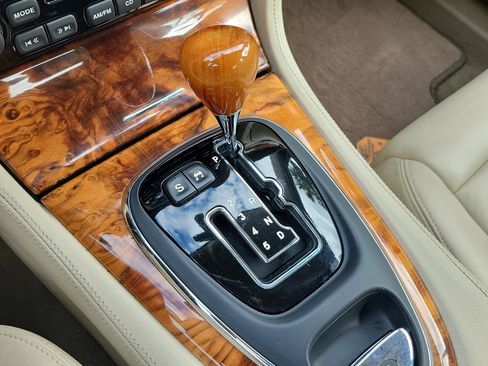 Used 2004 Jaguar XJ8 image 34