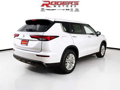 Used 2024 Mitsubishi Outlander ES image 8