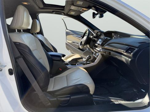 Used 2017 Honda Accord Touring image 15