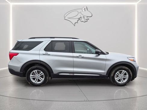 Used 2023 Ford Explorer XLT AWD/4WD image 7