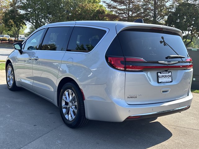 Used 2026 Chrysler Pacifica Limited FWD image 10