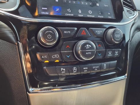 Used 2021 Jeep Grand Cherokee Laredo X AWD/4WD image 9