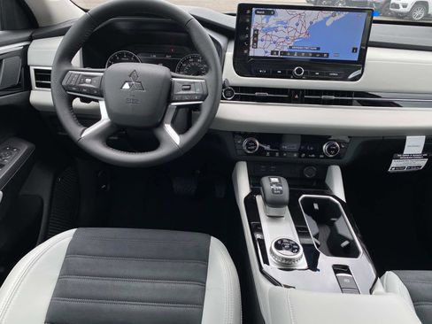 New 2025 Mitsubishi Outlander SE image 9