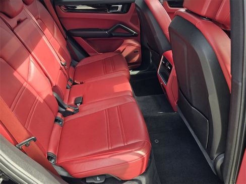 Used 2022 Porsche Cayenne image 17