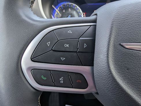 Certified 2023 Chrysler Pacifica Touring-L image 8