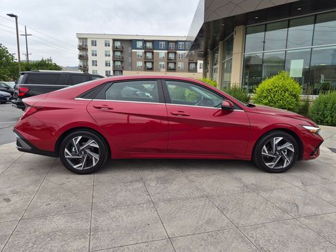 Certified 2025 Hyundai Elantra Limited FWD image 2