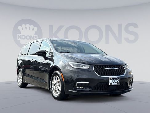Used 2023 Chrysler Pacifica Touring-L FWD image 10