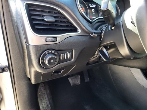 Used 2020 Jeep Cherokee Latitude Plus image 15