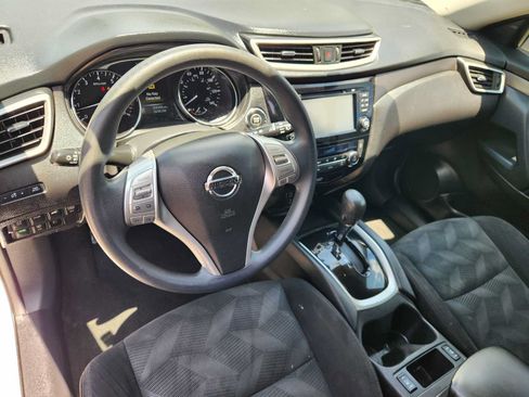 Used 2015 Nissan Rogue SV w/ SV Premium Package FWD image 2