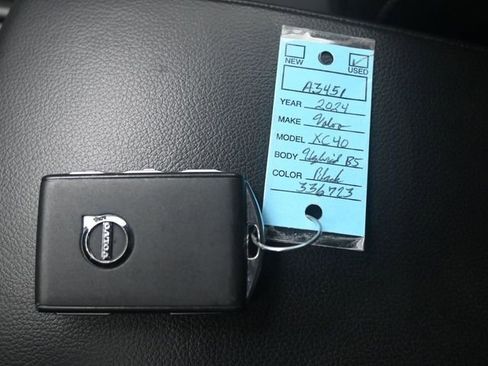 Used 2024 Volvo XC40 B5 Core image 23