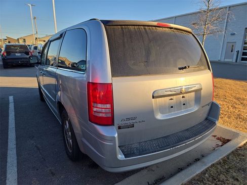 Used 2010 Chrysler Town & Country Touring image 2