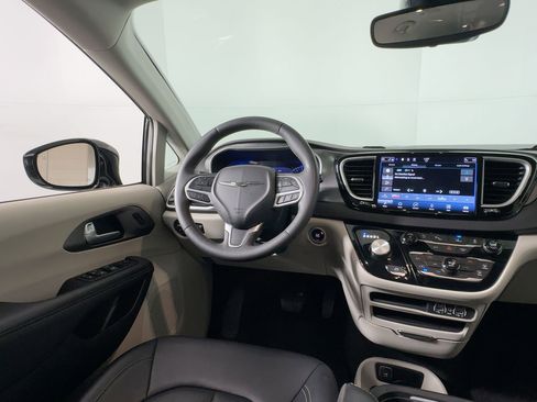 Used 2024 Chrysler Pacifica Touring-L image 26
