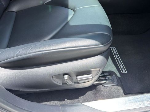 Used 2023 Toyota Highlander XLE FWD image 18