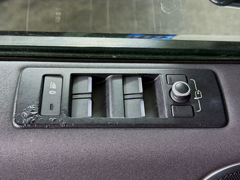 Used 2020 Land Rover Discovery SE image 24