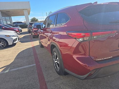 Used 2023 Toyota Highlander XLE image 5
