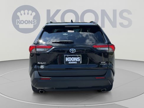 Used 2022 Toyota RAV4 XLE Premium AWD/4WD image 5