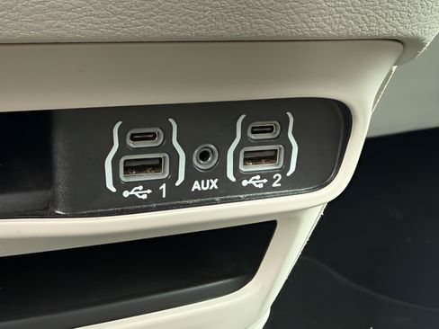 Used 2024 Chrysler Pacifica Touring-L FWD image 14