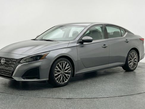 Used 2025 Nissan Altima 2.5 SV FWD image 3