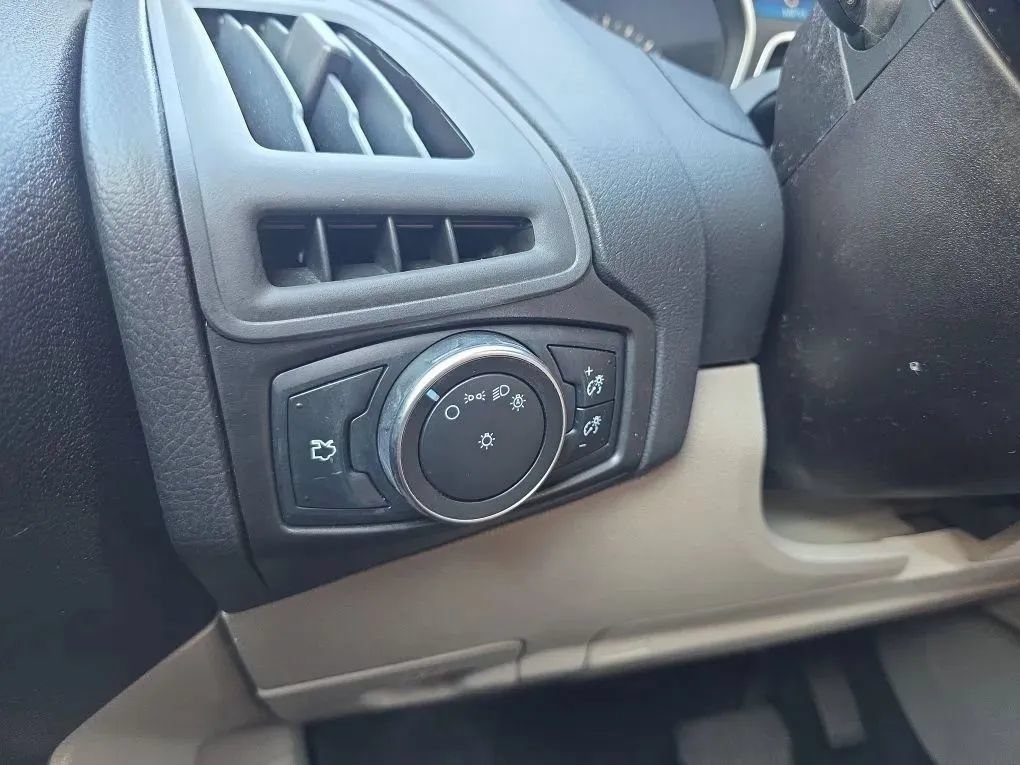 Used 2015 Ford Focus SE FWD image 17