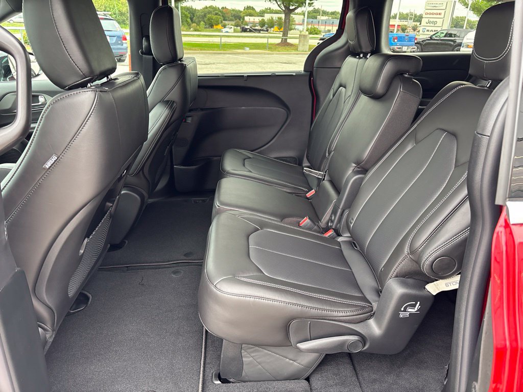 New 2027 Chrysler Pacifica Select FWD image 17
