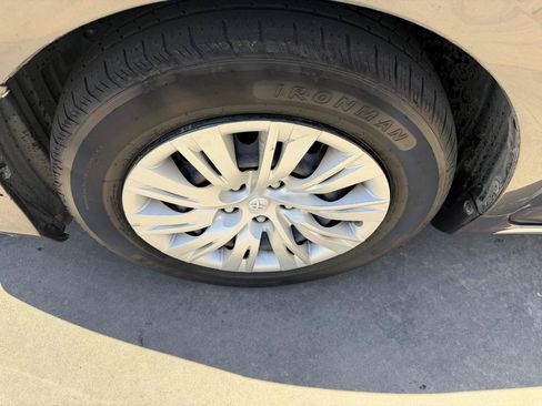 Used 2014 Toyota Camry LE FWD image 34