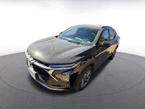 Used 2025 Chevrolet Trax LT w/ LT Convenience Package image 2