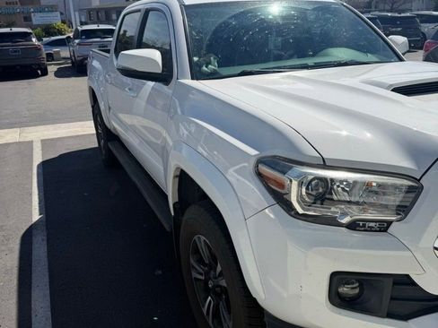 Used 2018 Toyota Tacoma TRD Sport w/ Technology Package image 10