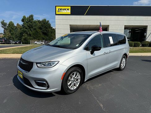 Used 2024 Chrysler Pacifica Touring-L FWD image 1