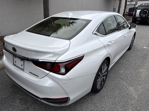 Used 2019 Lexus ES 300h w/ Premium Package image 2