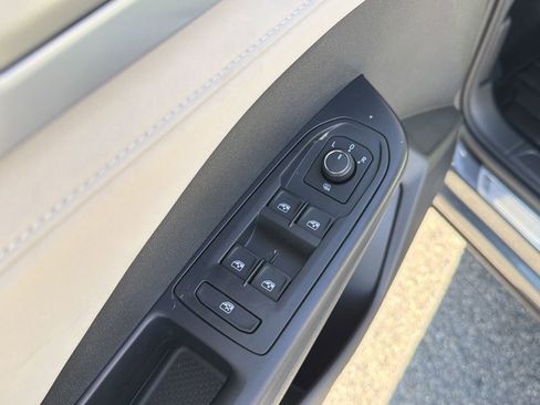 New 2026 Volkswagen Taos SE FWD image 22