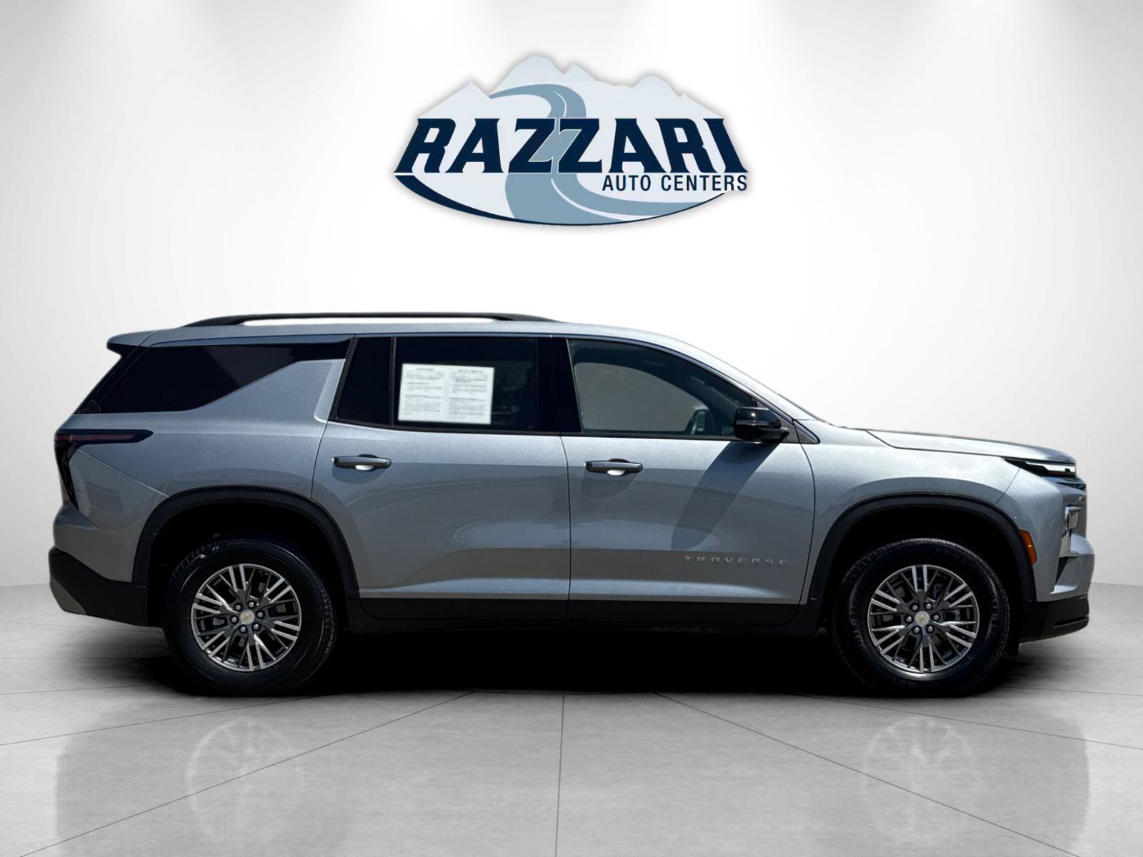 Used 2024 Chevrolet Traverse LT FWD image 2