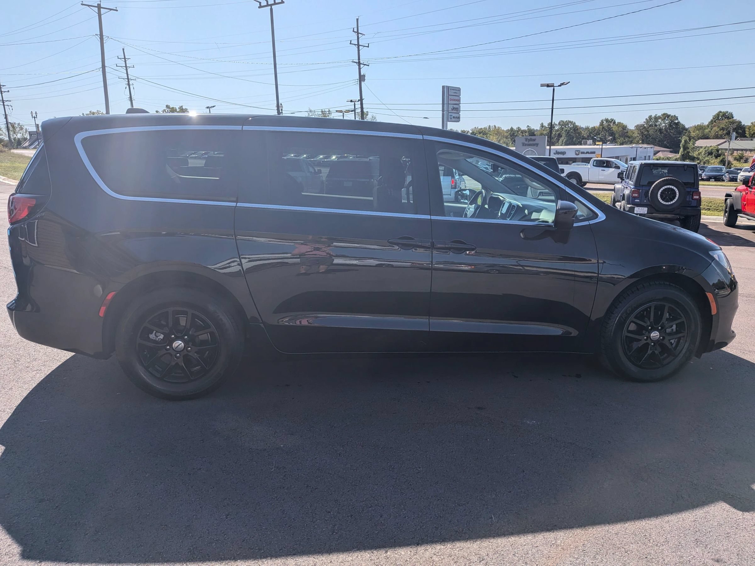 Used 2022 Chrysler Voyager LX FWD image 7